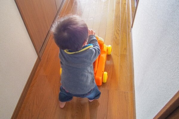 歩行器や手押し車はよくないの 赤ちゃんの発達には乗用玩具がおすすめ ままぞーん
